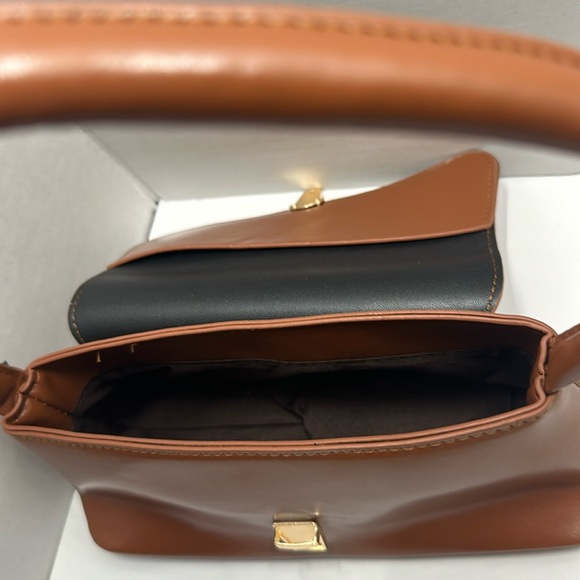 Classic and chic, this light brown baguette bag - Picture 11 of 12